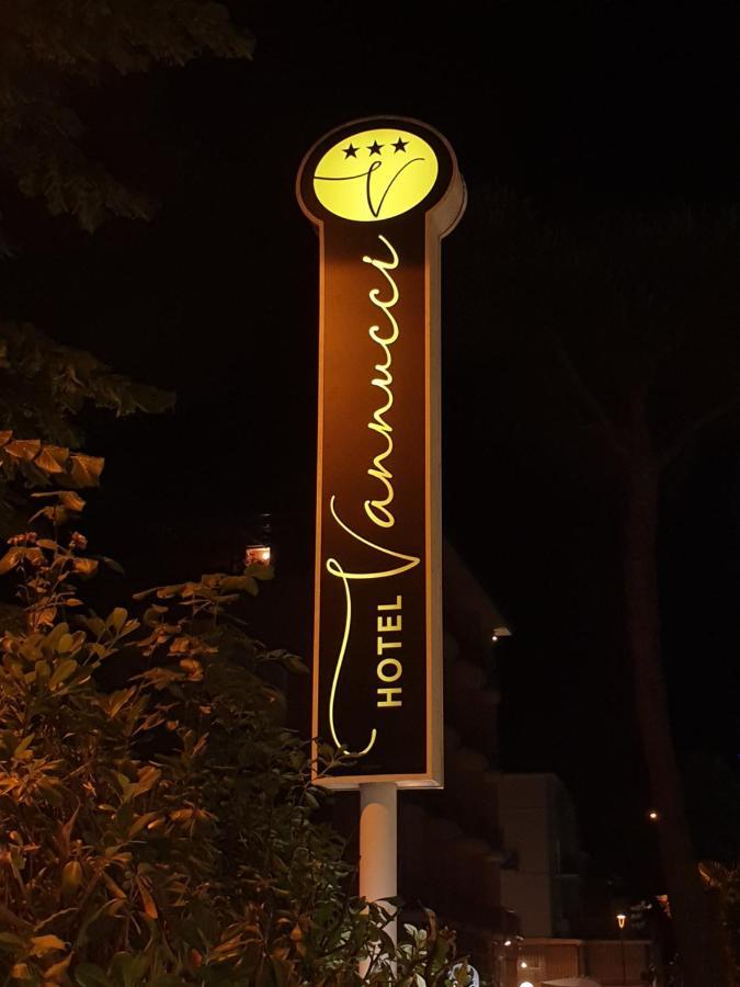 Hotel Vannucci Rimini Bagian luar foto