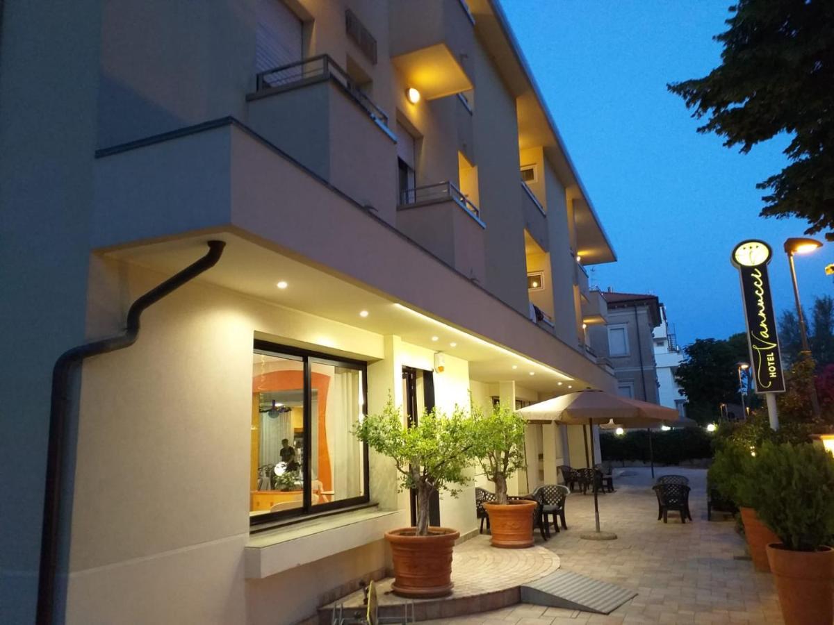 Hotel Vannucci Rimini Bagian luar foto