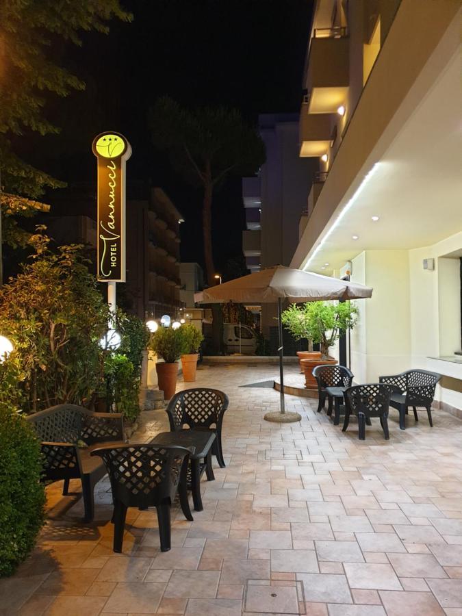 Hotel Vannucci Rimini Bagian luar foto