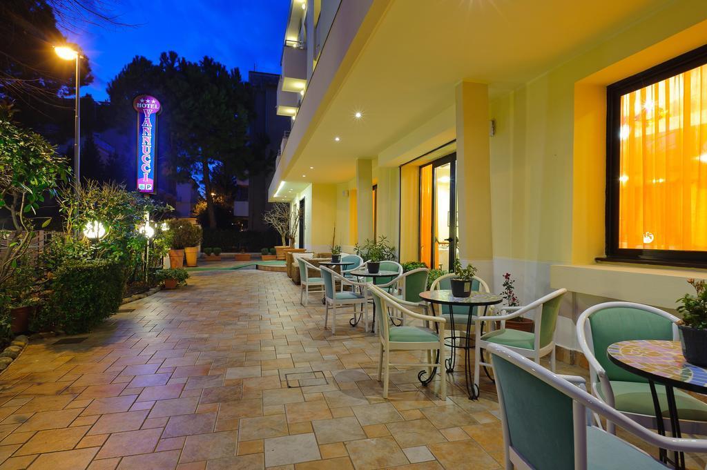 Hotel Vannucci Rimini Bagian luar foto