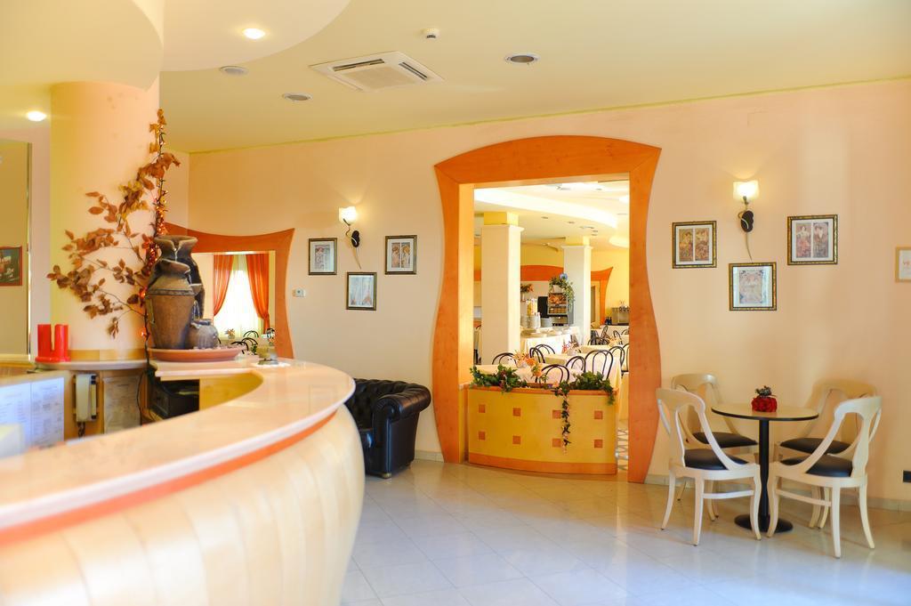 Hotel Vannucci Rimini Bagian luar foto