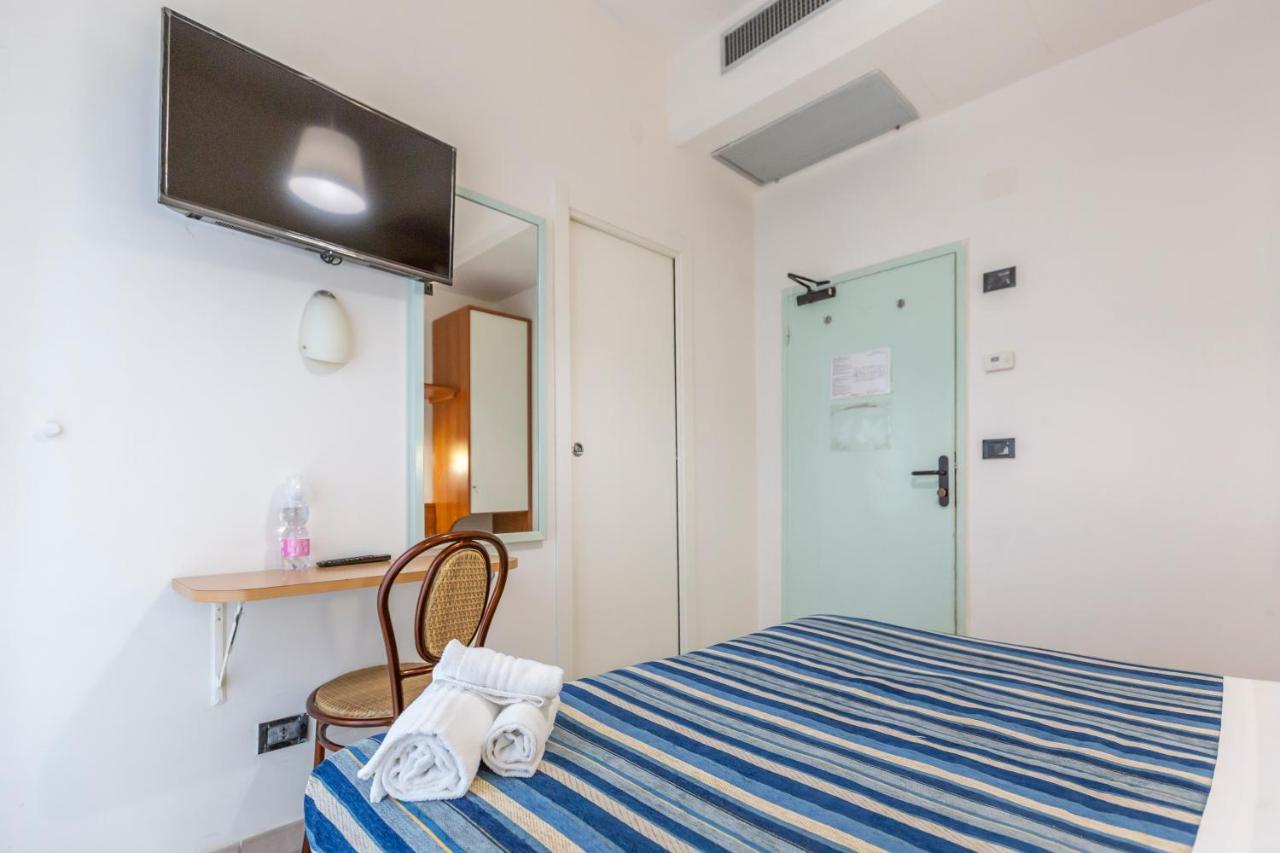 Hotel Vannucci Rimini Bagian luar foto