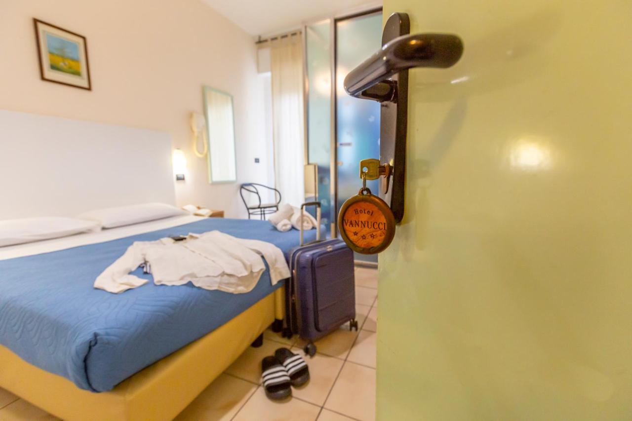 Hotel Vannucci Rimini Bagian luar foto