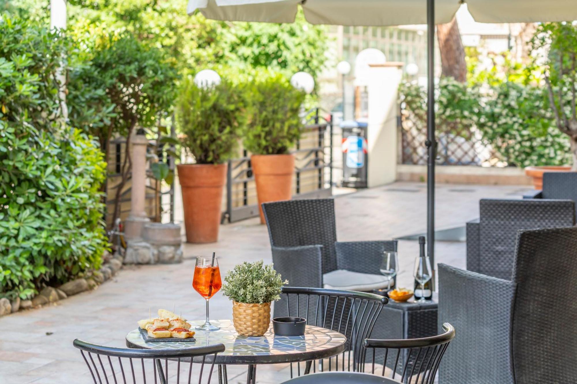 Hotel Vannucci Rimini Bagian luar foto