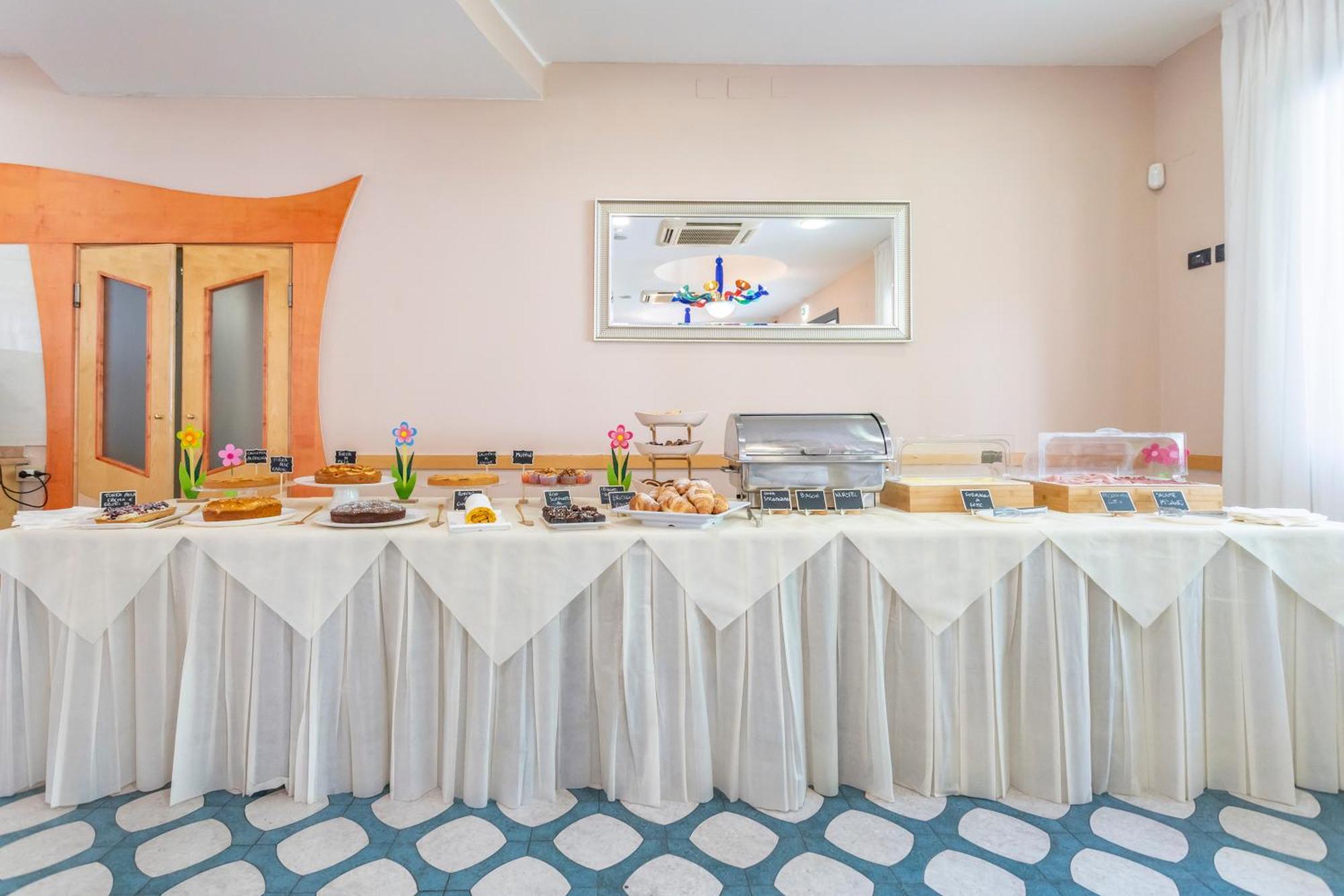 Hotel Vannucci Rimini Bagian luar foto